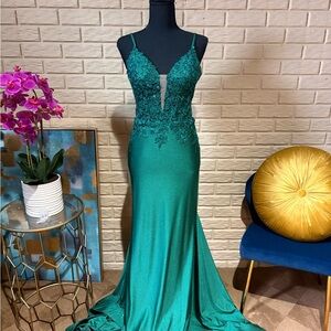 Emerald Lace Appliqué Spaghetti-Strap Prom Dress
